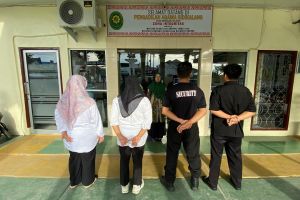 Pranata Keuangan APBN Terampil Sampaikan amanatnya dalam Morning Briefing Petugas Keamanan dan Kebersihan.